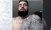 S-au tras focuri de armă la Iași! Acest individ cu aere de interlop a ieșit cu furca în mână la polițiști. Mascații de la SAS au plecat să-l caute