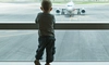 Incredibil! Părinții și-au abandonat copilul singur în aeroport ca să zboare fără el. Motivul este halucinant