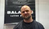 Ovidiu Pânzaru este un ieșean care și-a deschis propriul său salon de tatuaje, după ce a învățat această meserie în Grecia