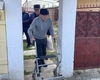 Un bărbat cu handicap a fost evacuat silit din casa părintească, chiar de sora lui mai mică. Toți vecinii sunt revoltați: „Este o crudă, o bestie”