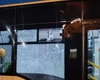 Un ieșean a devenit agresiv, a făcut scandal în autobuz și a rupt un scaun. După ce a fost dat jos, acesta a spart șu un geam