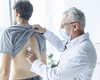 Va fi lege! Pacienții vor putea da ”atenții” indirect către medici! Se legalizează șpaga?