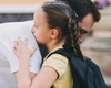 S-a modificat legea pentru familia monoparentală! Câți bani primesc părinții care își cresc singuri copiii 