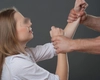 Un tânăr din Iași a intrat pe furiș în casa fostei sale iubite. I-a stricat telefonul, iar mai apoi i-a smuls părul din cap 