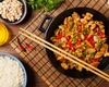 Ulei de alune, o sursă de gust în bucătărie. Rețetă de pui cu legume și biscuiți crocanți