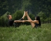 Poziții de yoga în doi: drumul spre armonie şi echilibru