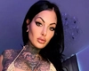 Mara a renunțat la haine pentru a-și arăta tatuajele! Și-a lăsat doar un bikini minuscul!