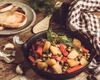 Tocăniță de mazăre cu cartofi! Iată ce ingredient îi dă o aromă delicioasă!