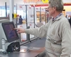 Reduceri pe cont propriu. Bărbat prins după ce și-a creat propriile coduri de bare în supermarket