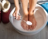 Baie cu sare la picioare, beneficii surprinzătoare pentru sănătate! Elimină toxinele şi te scapă de durerile musculare!