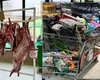Ieșenii au luat cu asalt supermarketurile și piețele pentru cumpărăturile de Paște. „Oamenii vin să întrebe de preț la carnea de miel”