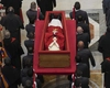 Ce au putut observa oamenii pe trupul neînsuflețit al Suveranului Pontif. Imaginile s-au viralizat 
