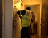 Un hoț s-a furișat în apartamentul a două tinere din Iași, crezând că va da lovitura, dar numai la bani nu i-a mai fost gândul când a văzut peste ce a dat