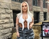 A pozat sexy lângă o balotă de fân! Topul decupat a fost cel care a atras atenția cel mai mult!