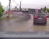 Imagini incredibile pe bulevardul Poitiers din Iași! Un șofer și-a turat BMW-ul pe contrasens pentru a scăpa de coloana de mașini: „A rămas doar fumul negru în spate”