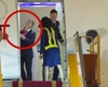 Un cititor de pe buze dezvăluie momentul tensionat dintre soții Macron pe scara avionului. Cuvintele șocante rostite de Brigitte