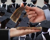 Absolvenții promoției 2025 pot primi 330 de lei lunar, timp de 6 luni. Cum pot tinerii să obțină indemnizația de șomaj