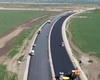 Mobilizare intensă pe șantierul Autostrăzii A7, Focșani – Bacău! Imagini din dronă cum se așterne asfalt