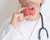 Ce vitamine sunt bune pentru glanda tiroidă? Iată ce trebuie să consumi pentru o funcționare optimă