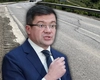 Așa arată un drum județean din Iași, sub domnia lui Costel Alexe! Pericol de prăbușire pe o arteră intens circulată. „Nu putem consolida un munte pentru un drum”
