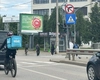 Pericol de moarte pe străzile din Iași! Livratorii străini au pus stăpânire pe șoselele din municipiu, șoferii sunt exasperați: „Dacă nu eram atent, îl omoram”