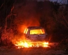 Teroare în stradă! Stropit cu benzină şi transformat în torţă umană, un bărbat a fost incendiat de viu în maşina sa