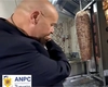 Piedone a încremenit când aflat din ce e făcută shaorma de pui. Ce a găsit în depozitul care aprovizionează fast-food-urile bucureștene