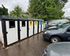 Străzile din Iași au devenit o cocină, din cauza punctelor de colectare amplasate pe trotuar! Localnicii sunt nevoiți să meargă prin gunoaie