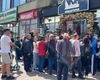 Sute de oameni stau la coadă pentru shaorma gratuită! S-a deschis Dubai Shaorma în Iași