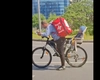 Imagine virală în București! Un tată curier Tazz își ia copilul cu el la muncă, pe bicicletă. Gestul a emoționat o țară întreagă!