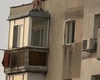 Inconștiență dusă la extrem. Doi copii au fost fotografiați pe acoperișul unui bloc de 10 etaje din Alexandru cel Bun. Au picioarele pe exterior