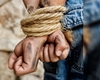 Scene de film de groază, la Iași: Doi tineri au intrat peste un bărbat în casă, l-au bătut, l-au legat de mâini, apoi l-au „plimbat” pe străzi într-o paradă a rușinii