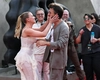 Scandal în showbiz! Scarlett Johansson îl sărută pasional pe Jonathan Bailey chiar în fața soțului