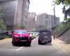 Imagini de cascadorii râsului! Un șofer din Iași a parcat pe trotuar, însă a uitat să tragă frâna de mână. Iată ce s-a întâmplat ulterior