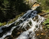 Cascada 7 Izvoare este o minune a naturii din Munții Bucegi. Descoperă originea legendei apei vii