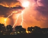România, lovită de o dublă extremă meteo! Cod Portocaliu de vijelii și un weekend de foc