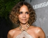 Moment neașteptat pe plajă, Halle Berry face un dans senzual în bikini. Iată ce se întâmplă în timpul filmării videoclipului