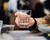 Cât costă o apă plată în restaurantele din Iași? Prețurile i-au luat prin surprindere pe unii clienți