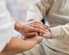 Care este salariul pentru îngrijire de bătrâni la domiciliu în România? Factori care influențează acest venit
