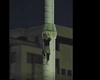 Un tânăr din Iași s-a urcat pe catargul cu drapelul României din Podu Roș. Videoclipul a ajuns viral pe Instagram