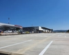 În acest aeroport din România, sculptura monumentală se lucrează la vedere, chiar sub ochii pasagerilor