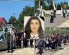 Imagini cutremurătoare! Raluca, tânăra găsită moartă în cadă, a fost condusă pe ultimul drum. Îmbrăcată în alb, a fost dusă la cimitir pe alei de flori