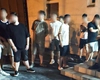 Mai mulți tineri au așteptat să se întunece, apoi au sărit în curtea Școlii „George Călinescu”. Locatarii din zonă au fost treziți de țipete și gâfâieli