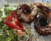 Cât a plătit un turist român pentru o porție mică de caracatiță, în Thasos: A fost nevoit să-și ia și un burger!
