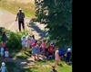 Moment adorabil devenit viral! Un bărbat stropește cu furtunul zeci de copii într-o grădină, pentru a-i amuza