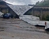 Teroare în România! Furtuna a ridicat acoperișul gării și l-a aruncat în stradă! Imagini șocante