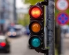 Greșeala șoferilor când stau la semafor! Mulți riscă să își strice mașina!