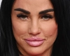 Katie Price a ales un sutien mult prea mic pentru vacanța din Dubai. Imagini care au atras din nou toate privirile