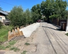 Localnicii de pe o stradă din oraș și-au făcut parcare pentru mașini în albia unui râu. Oamenii au turnat beton fără să le mai pese de lege