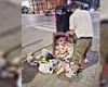 Supărat că a pierdut toți banii la păcănele, un bărbat a spart o pubelă și a împrăștiat tot gunoiul pe stradă. Polițiștii l-au obligat să strângă tot